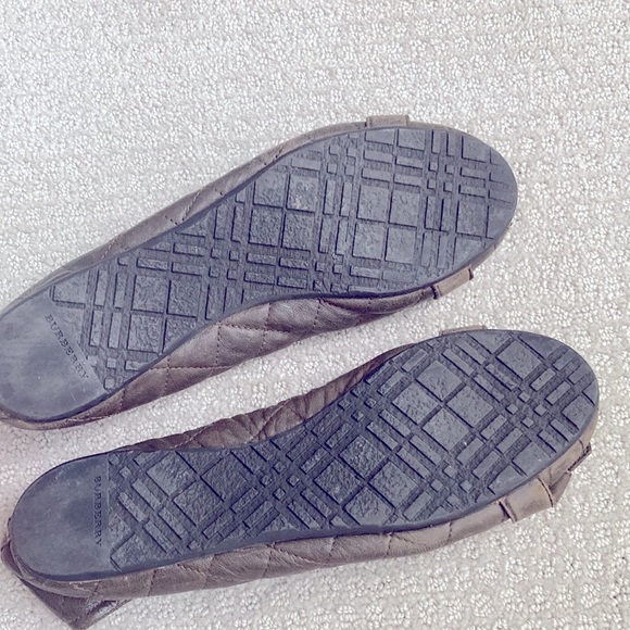 BURBERRY- leather flats with golden accent - Picture 5 of 8
